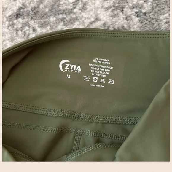 Zyia Capri Legging - Size 4 - Never Worn - Pockets - Olive Green - Picture 6 of 6